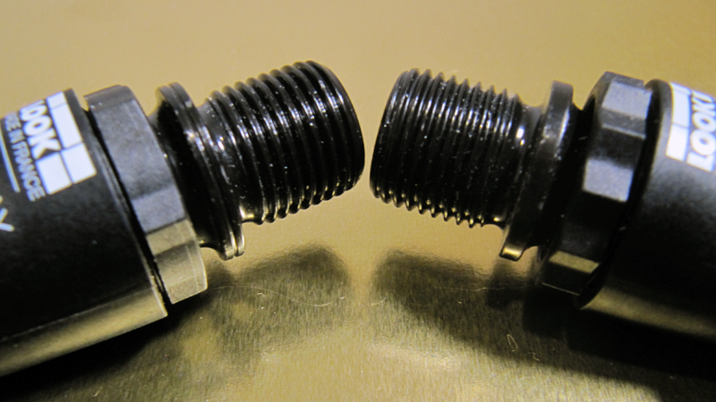 El pedal izquierdo trae una doble muesca y el derecho, no. Pedal izquierdo y derecho